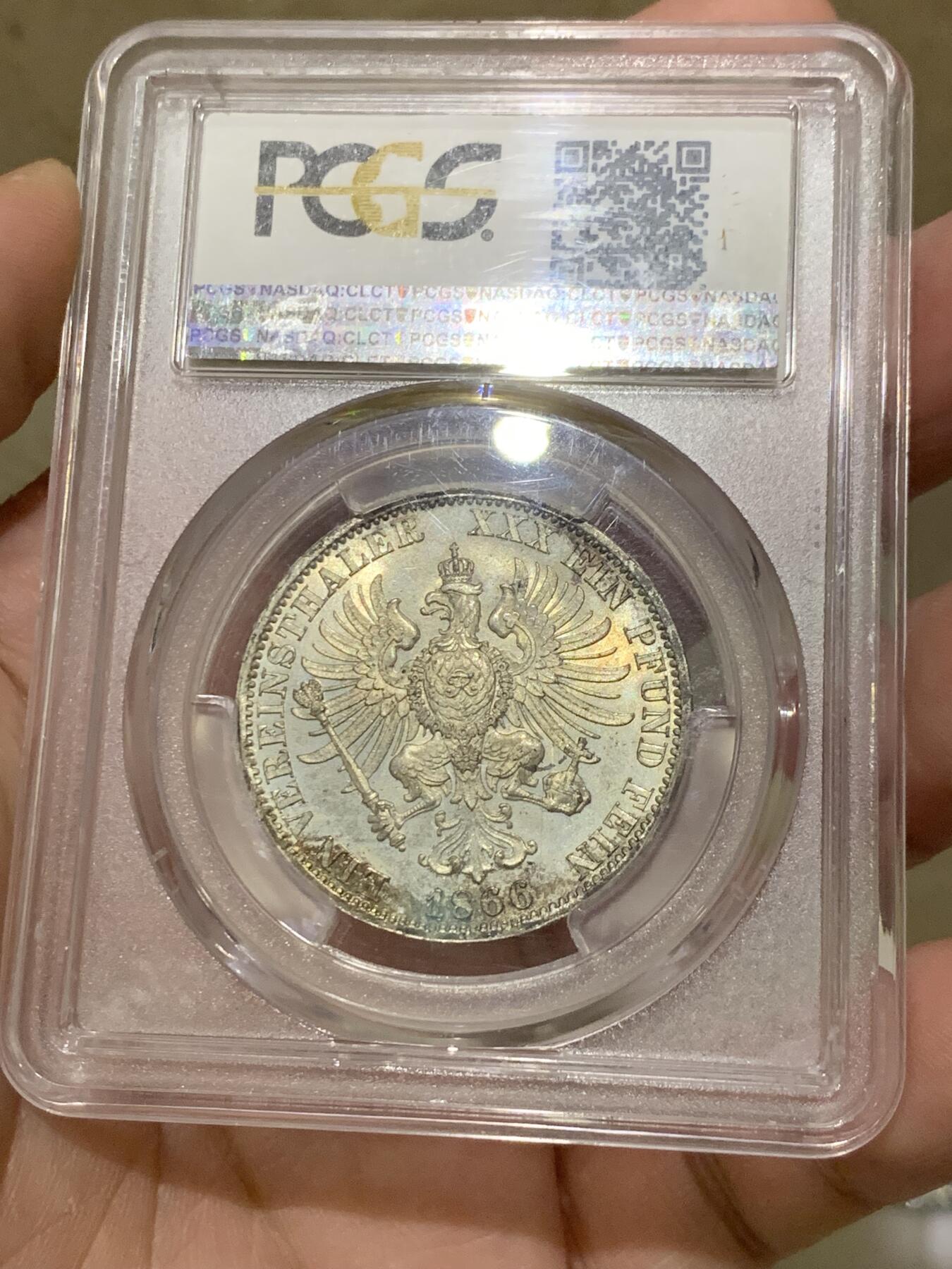 《竞宝斋》第327场 周日，周一，2场连拍 （全场包邮） PCGS MS66 1866年德国普鲁士普奥战争胜利纪念流通1泰勒 蓝绿环彩包浆 不可多得的状态