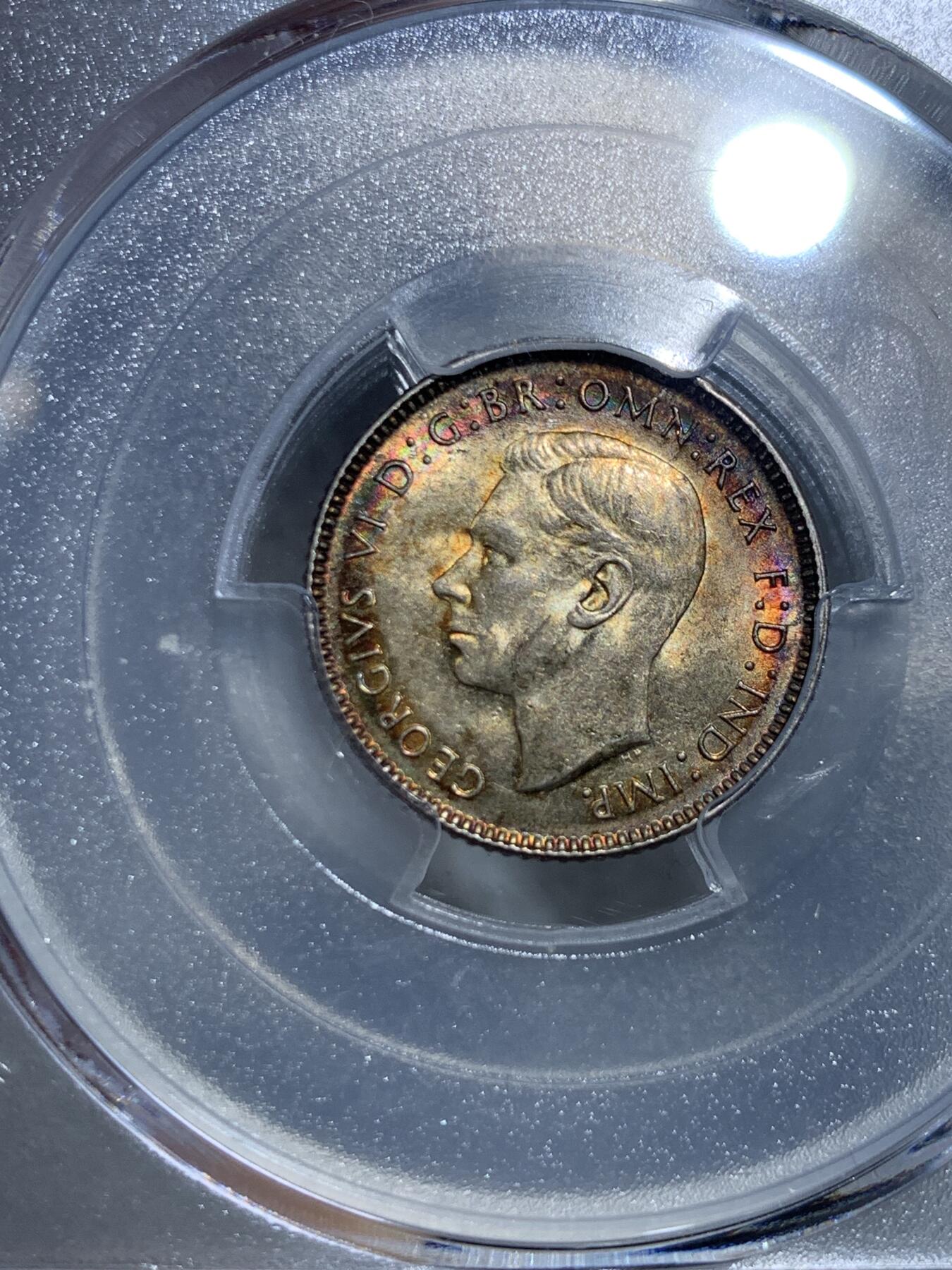 《竞宝斋》第326场 周日，周一，2场连拍 （全场包邮） PCGS MS63 澳大利亚1942年6便士银币，正面金黄环彩，背面五彩斑斓，绚丽如火烧云，美轮美奂。如此完美的五彩包浆实属难得