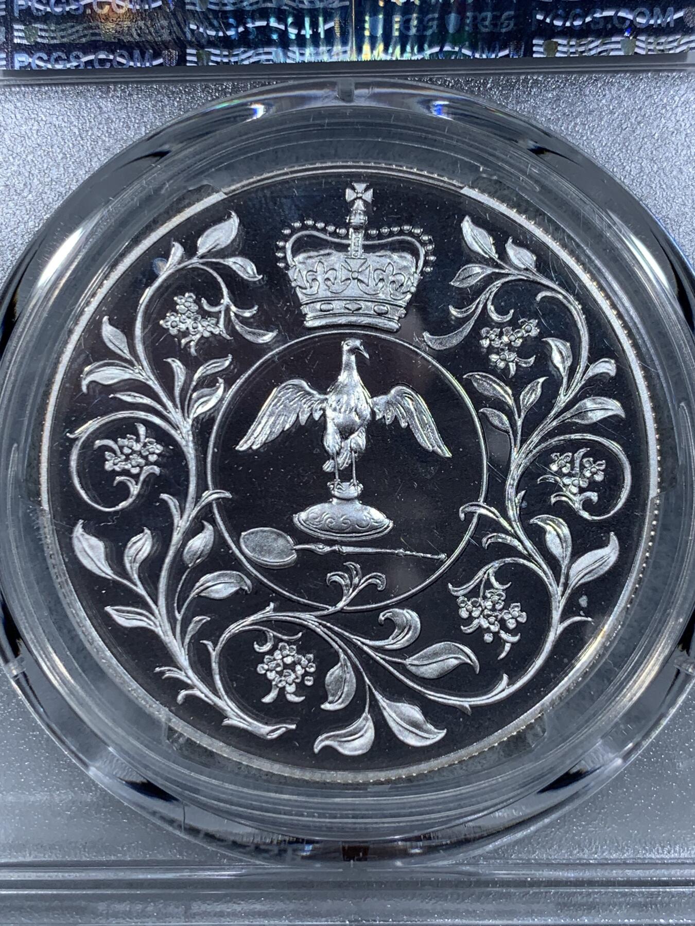 《竞宝斋》第326场 周日，周一，2场连拍 （全场包邮） PCGS PR68DCAM 英国1977年伊丽莎白女王即位25周年（银禧年）5英镑精制纪念银币（女王即位后的首枚纪念银币，古典设计美学！重28.28克，925银，币径38.61MM，盒证齐全）