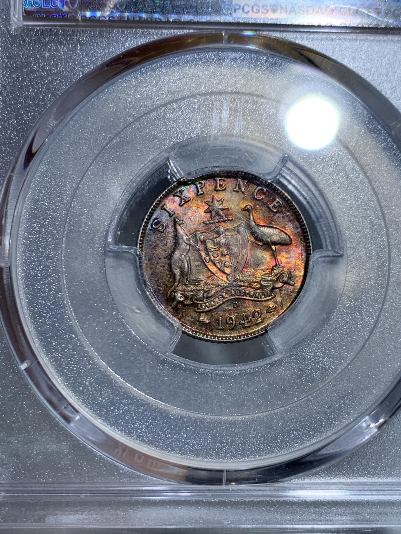 《竞宝斋》第326场 周日，周一，2场连拍 （全场包邮） PCGS MS63 澳大利亚1942年6便士银币，正面金黄环彩，背面五彩斑斓，绚丽如火烧云，美轮美奂。如此完美的五彩包浆实属难得