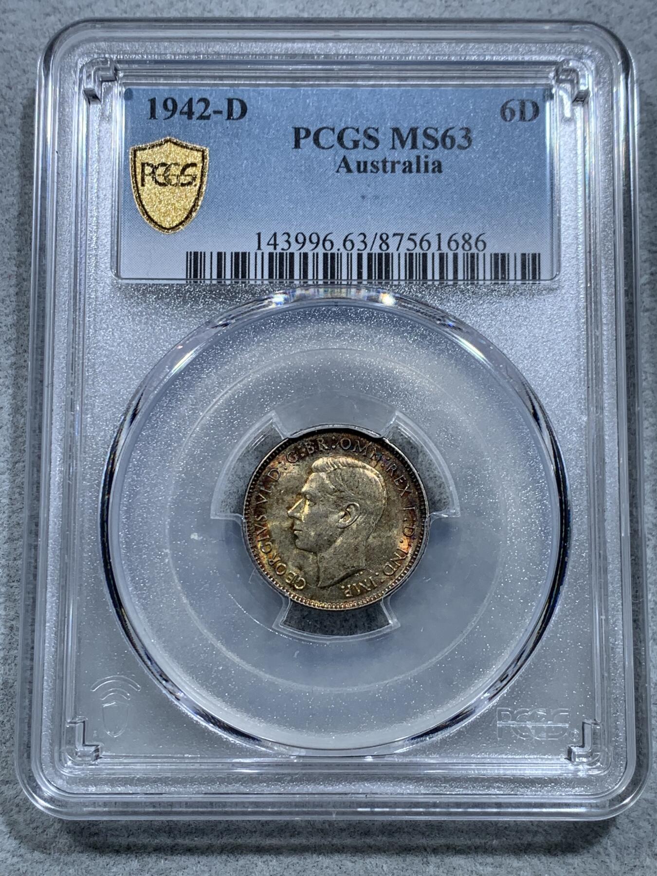 《竞宝斋》第326场 周日，周一，2场连拍 （全场包邮） PCGS MS63 澳大利亚1942年6便士银币，正面金黄环彩，背面五彩斑斓，绚丽如火烧云，美轮美奂。如此完美的五彩包浆实属难得