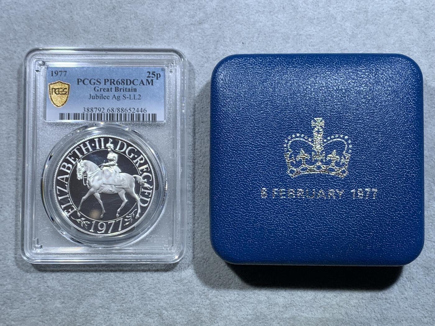 《竞宝斋》第326场 周日，周一，2场连拍 （全场包邮） PCGS PR68DCAM 英国1977年伊丽莎白女王即位25周年（银禧年）5英镑精制纪念银币（女王即位后的首枚纪念银币，古典设计美学！重28.28克，925银，币径38.61MM，盒证齐全）