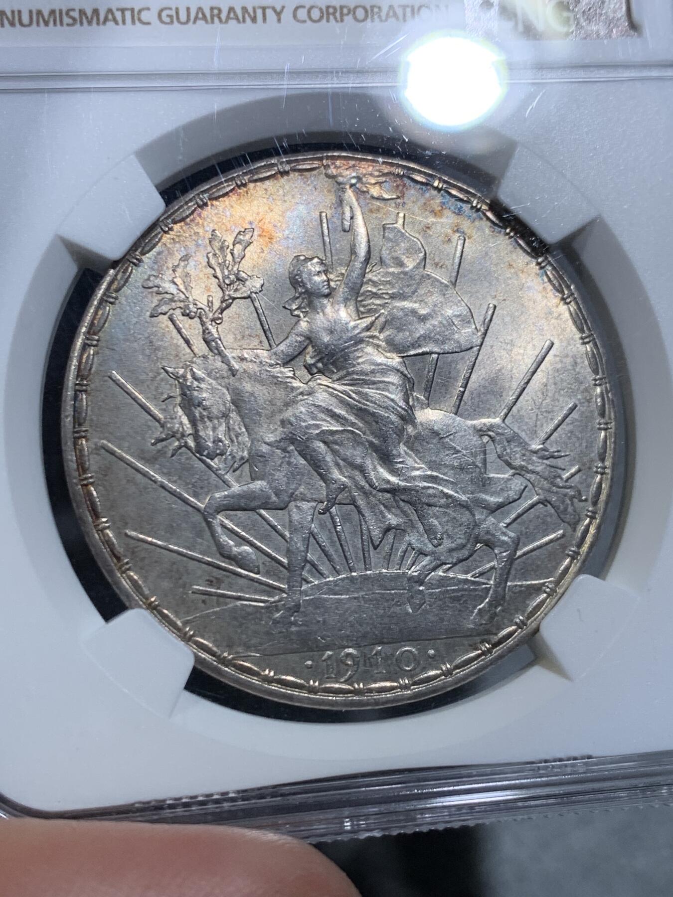 《竞宝斋》第326场 周日，周一，2场连拍 （全场包邮） NGC MS63 墨西哥1910年 美女骑马 1比索 鹰洋银币 首年版 外拍大热品种，持续上涨中 今年五月HA-MS63拍卖价格在1320美元。