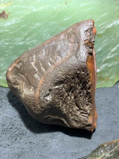 精美开窗料铁皮南红玛瑙原石一颗， 精美开窗料铁皮南红玛瑙原石一颗，