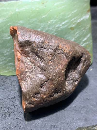 精美开窗料铁皮南红玛瑙原石一颗， 精美开窗料铁皮南红玛瑙原石一颗，