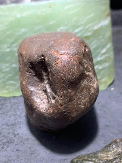 精美开窗料铁皮南红玛瑙原石一颗， 精美开窗料铁皮南红玛瑙原石一颗，