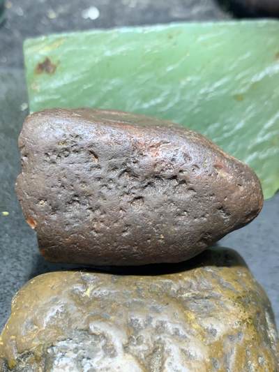 精美开窗料铁皮南红玛瑙原石一颗， 精美开窗料铁皮南红玛瑙原石一颗，