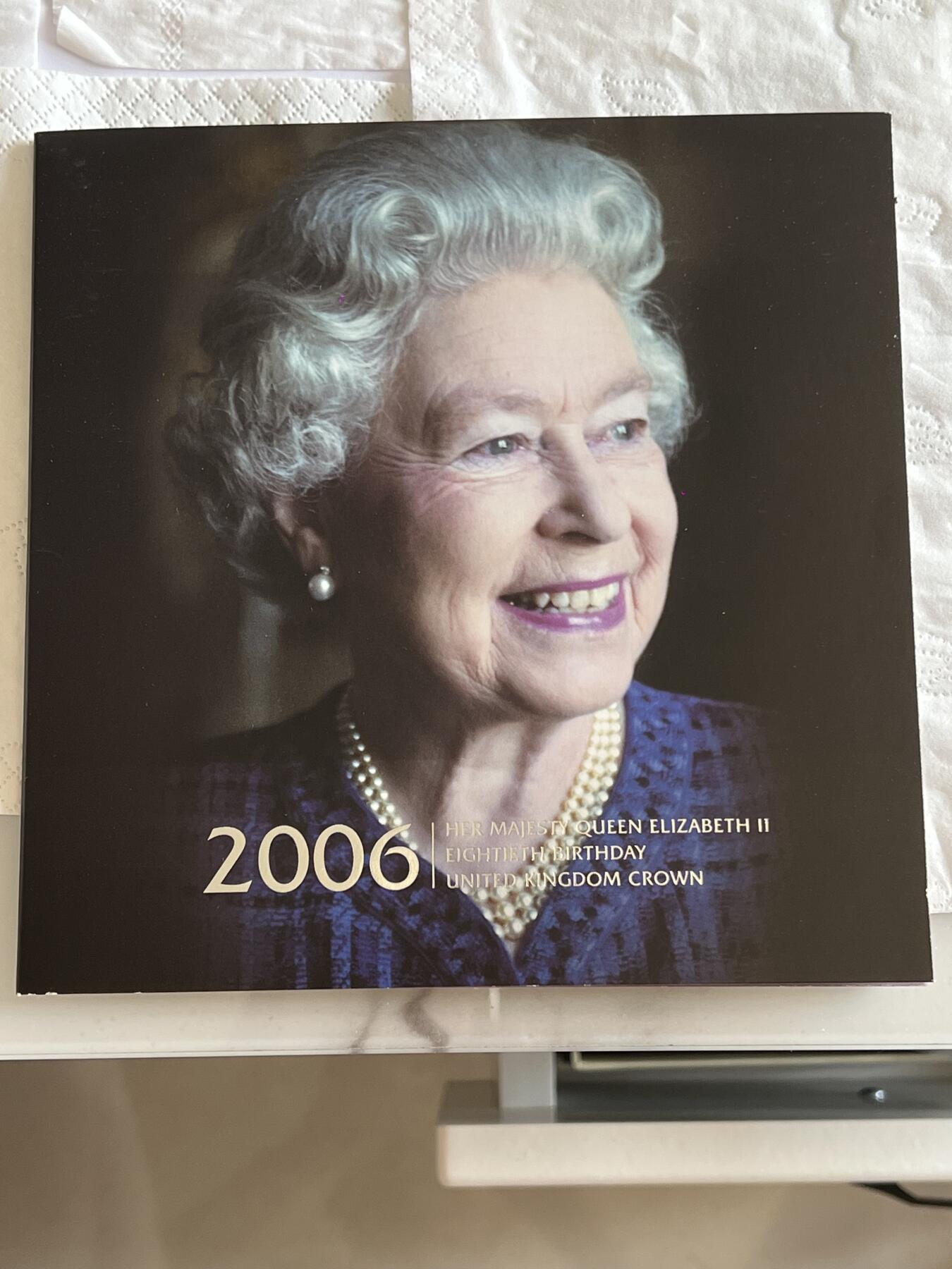 英国5英镑全新BU克朗型纪念币，纪念英国前女王伊丽莎白二世八十周岁生日，自己收藏或赠送亲友都是不错的选择，沾一沾女王高寿的福气，喜欢可以直接拍，或者点“我想要”咨询细节！