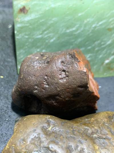 精美开窗料铁皮南红玛瑙原石一颗， 精美开窗料铁皮南红玛瑙原石一颗，