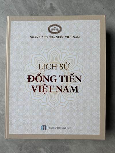 桂P钱币文化工作室拍卖第二十五期 - 越南国家银行成立70周年纪念版，限量发行，是目前官方介绍越南历史货币最权威最详细的书籍，很厚重，有670多页