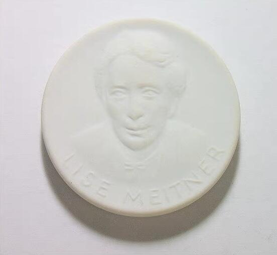 瑞典大物理学家迈特纳 白色高浮雕大陶章 40MM