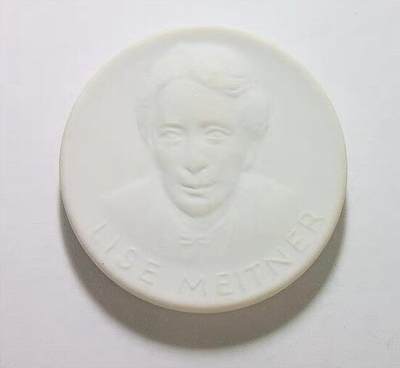 瑞典大物理学家迈特纳 白色高浮雕大陶章 40MM - 瑞典大物理学家迈特纳 白色高浮雕大陶章 40MM