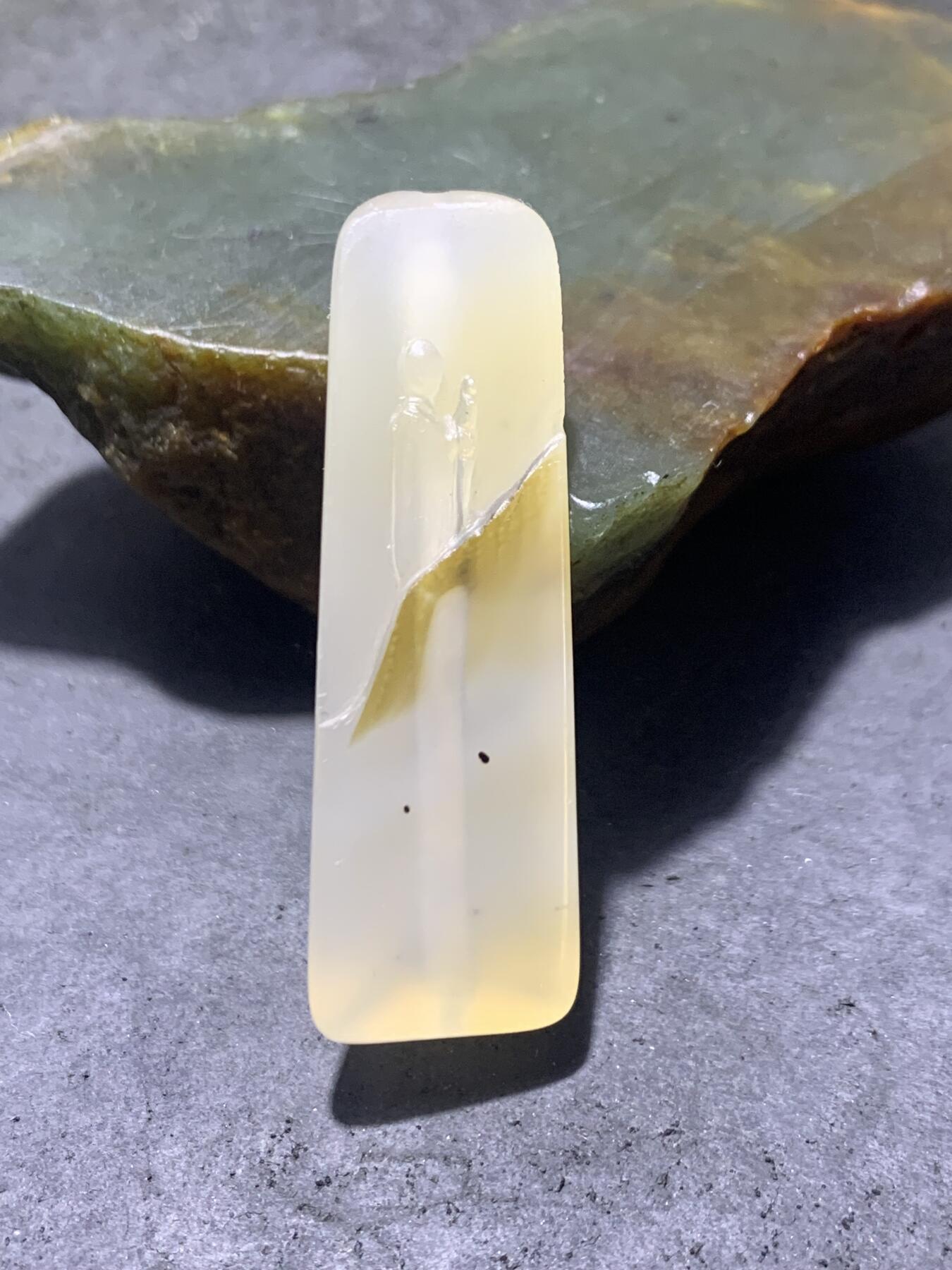 精美高玉化亚光海洋玉髓手工俏色巧雕苦修人意境三棱桶珠一个！