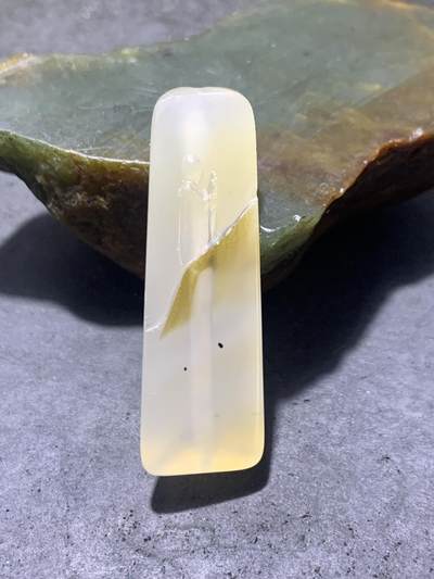 精美高玉化亚光海洋玉髓手工俏色巧雕苦修人意境三棱桶珠一个！ - 精美高玉化亚光海洋玉髓手工俏色巧雕苦修人意境三棱桶珠一个！