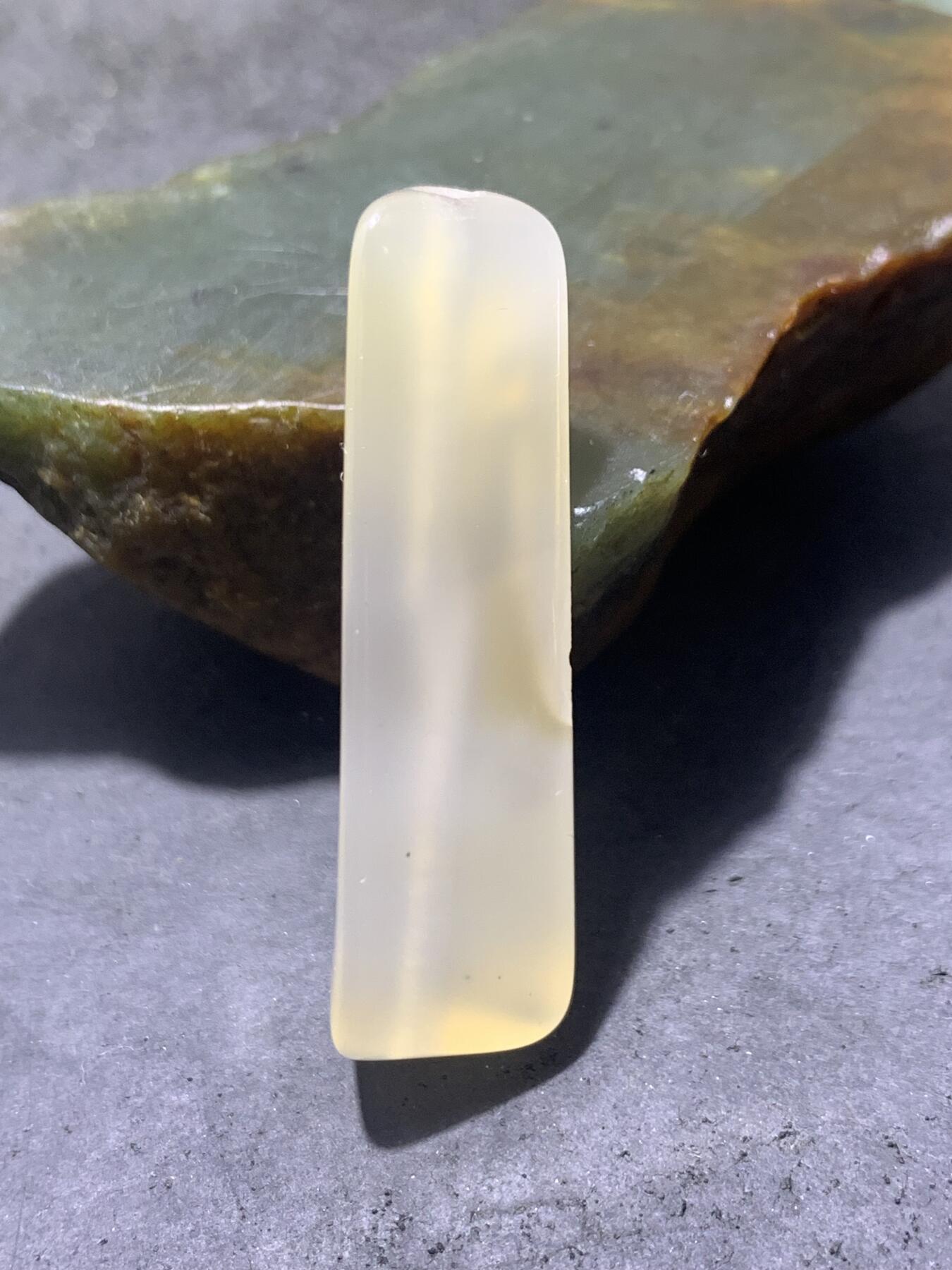 精美高玉化亚光海洋玉髓手工俏色巧雕苦修人意境三棱桶珠一个！