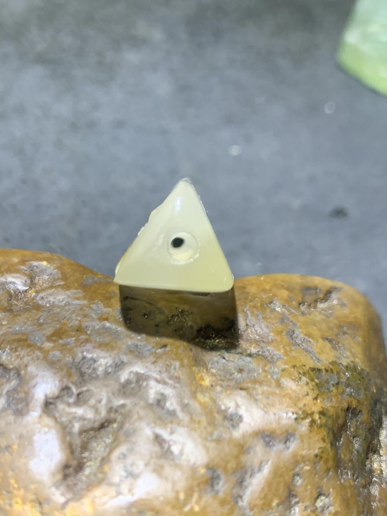 精美高玉化亚光海洋玉髓手工俏色巧雕苦修人意境三棱桶珠一个！