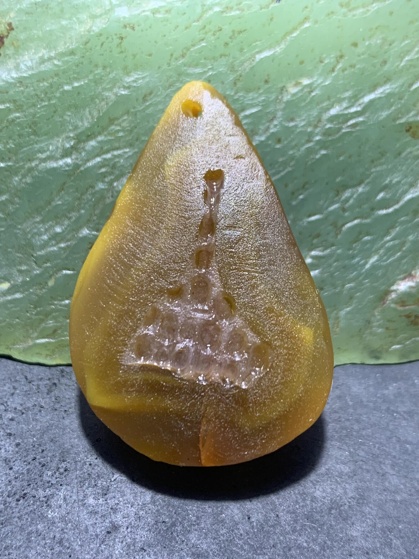 精美亚光蒙料冻料飘鸡油黄战国红玛瑙手工俏色巧雕雄狮吊坠一个！
