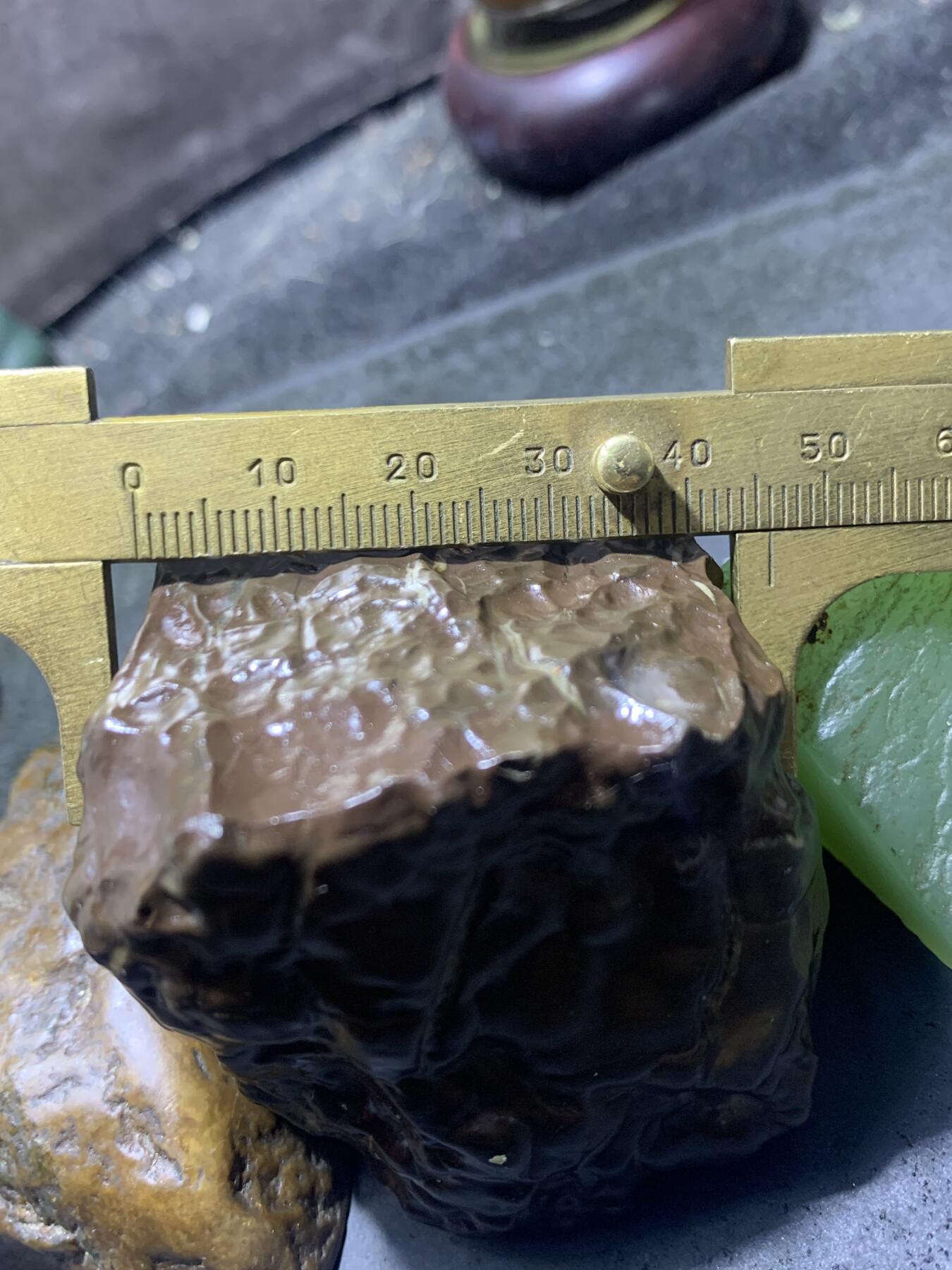 精美新疆风化，龟裂纹泥石原石把件（镇纸，摆件） 一块