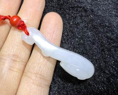 新疆和田籽料如意吊坠玉质油润细腻结构致密，白度一流，精雕细刻！品相如图所示！尺寸:3.5cm*1.3cm - 新疆和田籽料如意吊坠玉质油润细腻结构致密，白度一流，精雕细刻！品相如图所示！尺寸:3.5cm*1.3cm