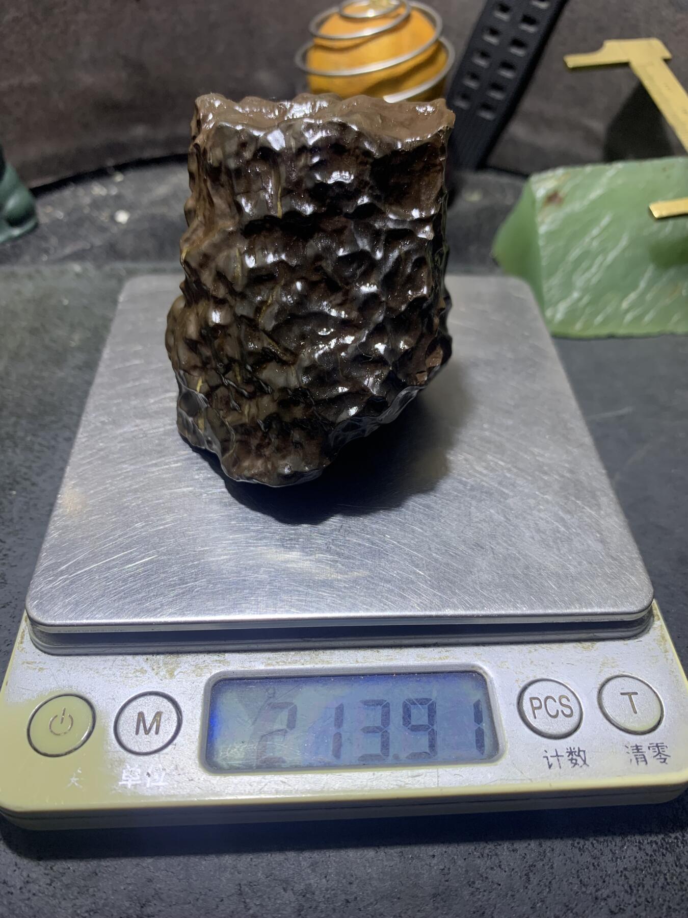 精美新疆风化，龟裂纹泥石原石把件（镇纸，摆件） 一块