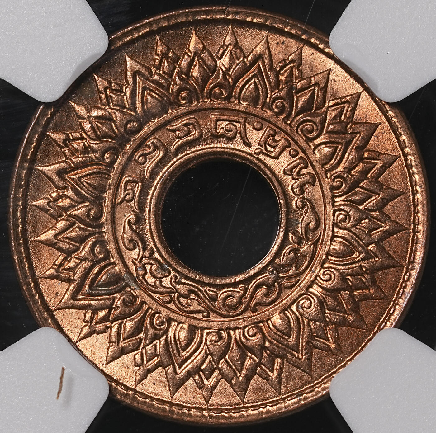 修遠堂世界钱币第四十七期 全场包邮 NGC MS65RB 1941年泰国中孔1萨当铜币