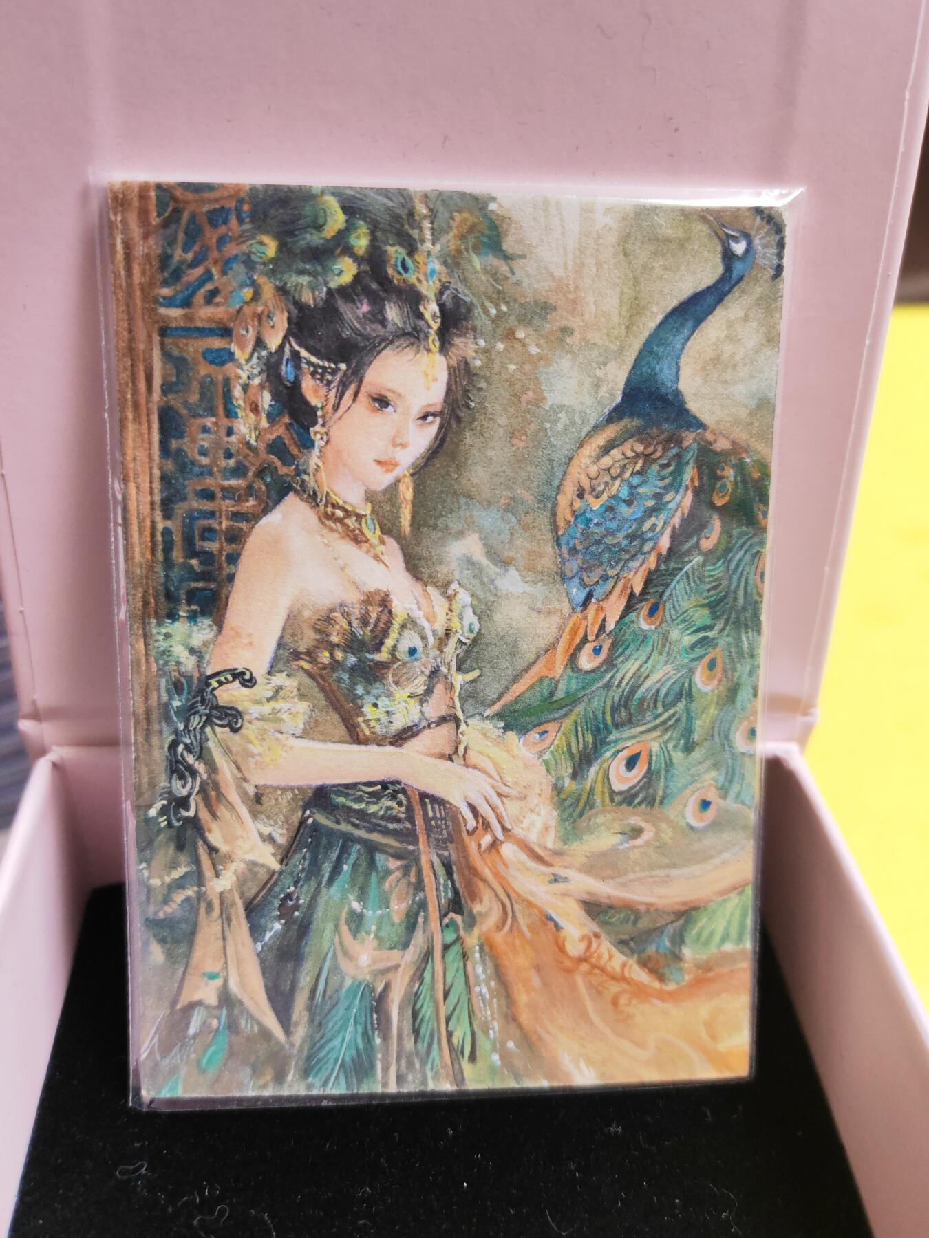 阳大大卡牌超级大甩拍第26期（固定周五晚上八点截拍，持续收拍品，进群福利早知道） 【手绘卡】花枪系列 实力画师 「陳」 孔雀女皇   刻画的相当精细