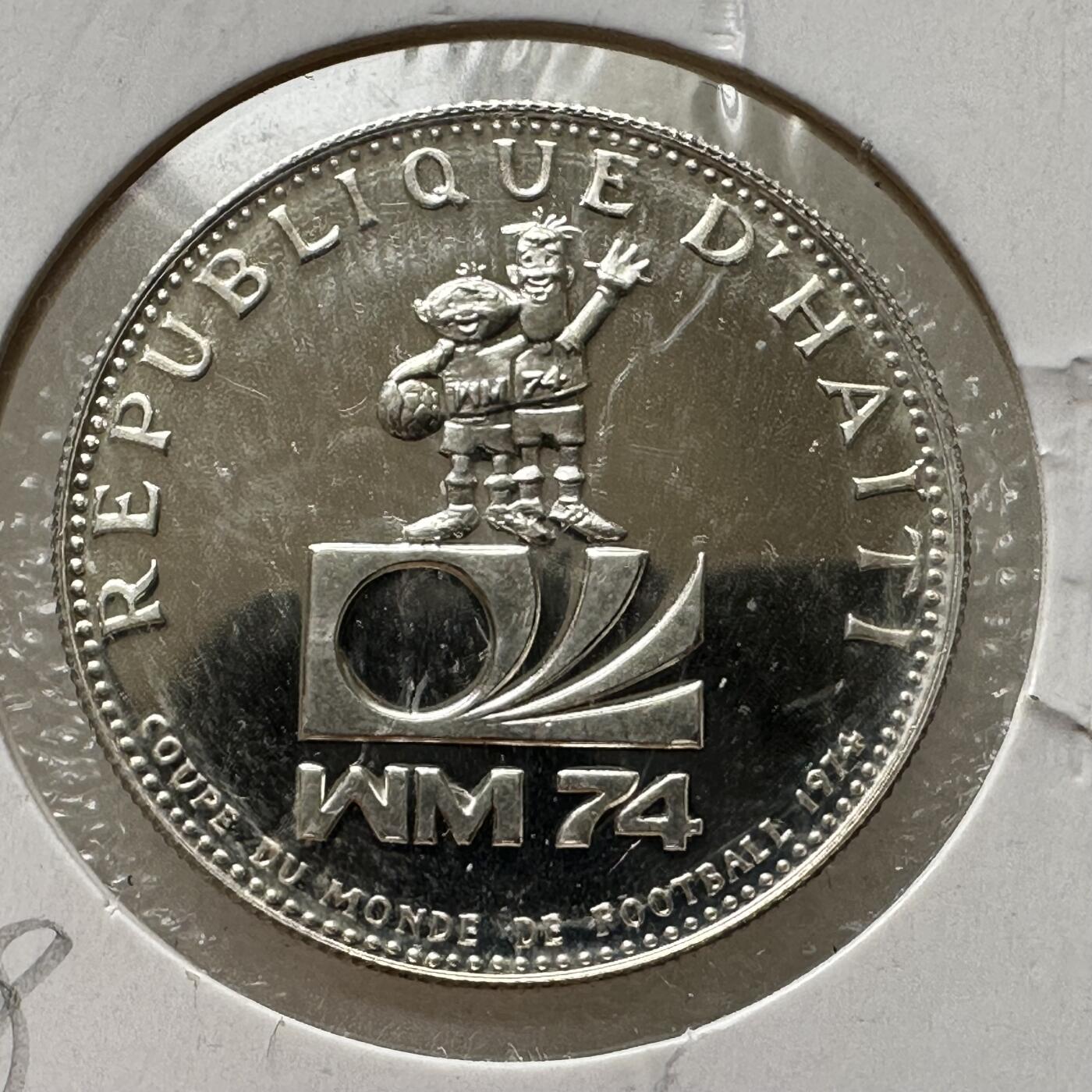 🌹外币初藏🌹🐯第100场 感谢诸友支持捧场！本期全场包邮！ 海地1973年世界杯25古德精制银币 10克92.5%银29毫米