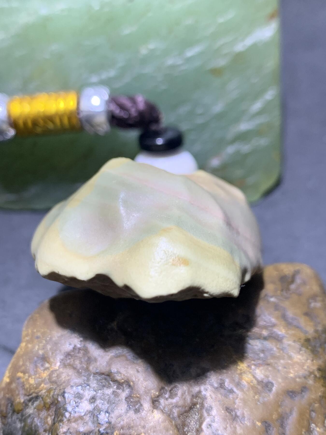 精美天然阿拉善戈壁老皮彩玉原石把件一个