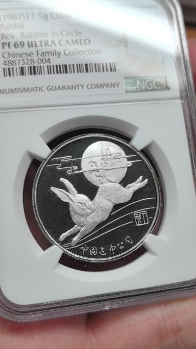 凡希社世界钱币微拍第二百九十期 1987中国丁卯兔年纪念银章NGC-PF69UC，神秘的三兔共耳图，传统设计元素，铸造精美，珍稀的首轮生肖官方银章，品相达到69UC更为难得，华人家族收藏，N唯一最高分。(视频参考)
