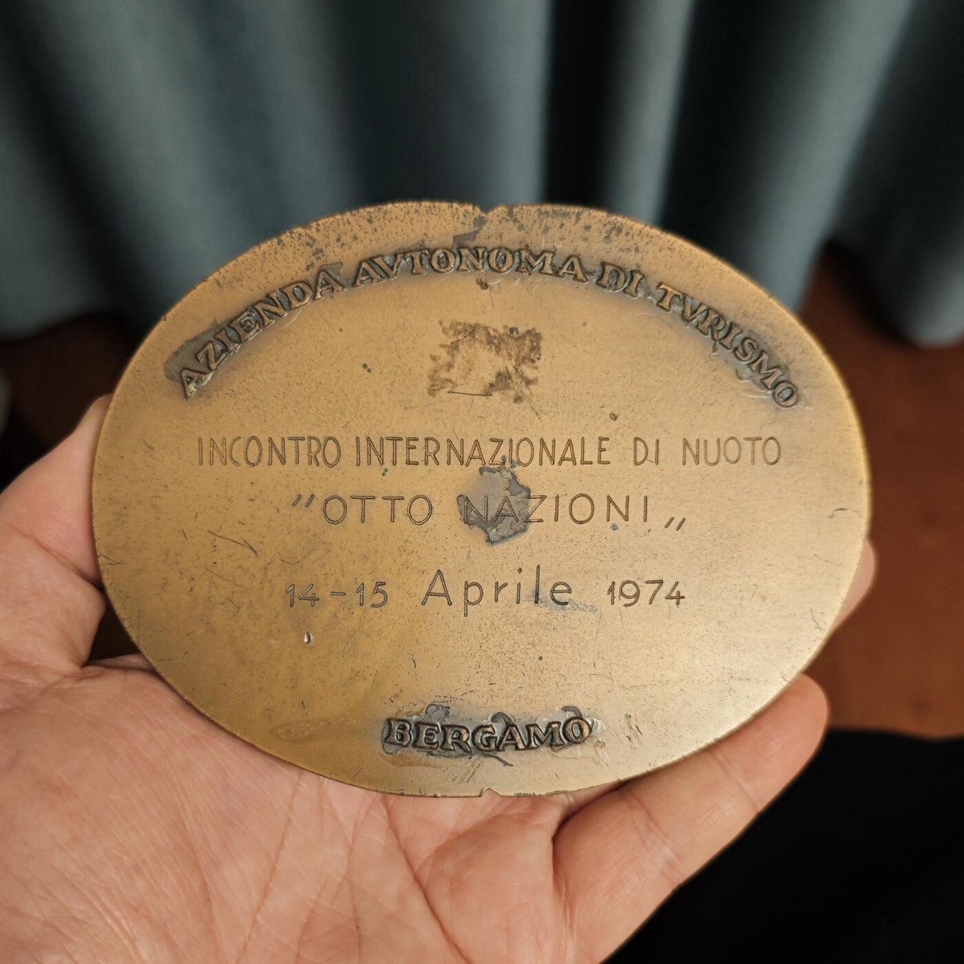 1974年意大利北部历史旅游名城贝加莫(山脊上的房屋)景观超大铜章