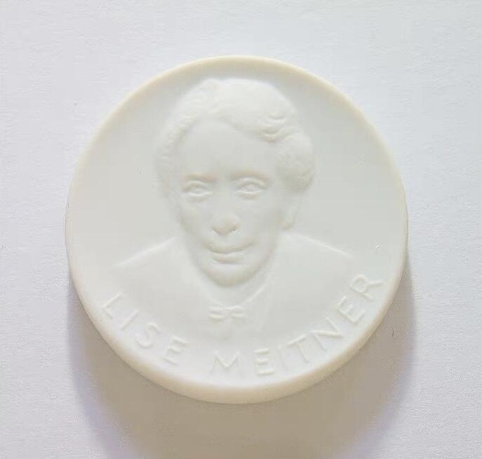 瑞典大物理学家迈特纳 白色高浮雕大陶章 40MM