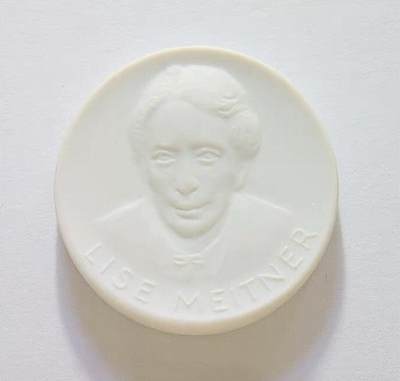 瑞典大物理学家迈特纳 白色高浮雕大陶章 40MM - 瑞典大物理学家迈特纳 白色高浮雕大陶章 40MM