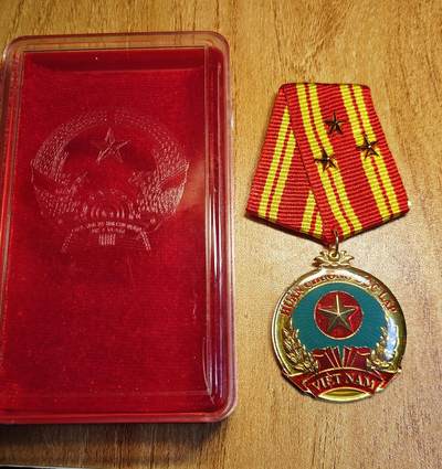 蜀地medal首拍 - 越南共和国一级“独立勋章”  仅次于金星胡志明勋章的高级勋章。授予连续参加2次抗法、抗美战斗，并担任下列职务之一：中央党委领导、部长或同等职务;地区党委委员、省级党委书记、中央直辖市党委书记、国会常务议员、中央级社会政治组织负责人，人民武装力量中将; 政治局委员，党中央书记，副总统，国会副主席，副总理，越南祖国阵线中央委员