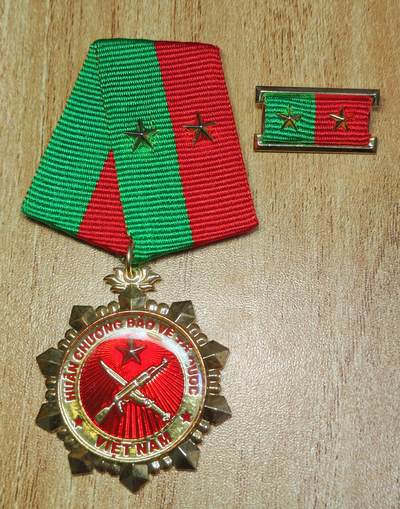 蜀地medal首拍 - 越南二等祖国保卫勋章  在国防和安全领域有特别突出成就，或者有国防、公安部、科学技术部认定的国家级发明、科学著作或者国家级优秀作品的;担任下列职务之一：副师长、旅长、省、中央直辖市公安副局长或同等职称10年以上。