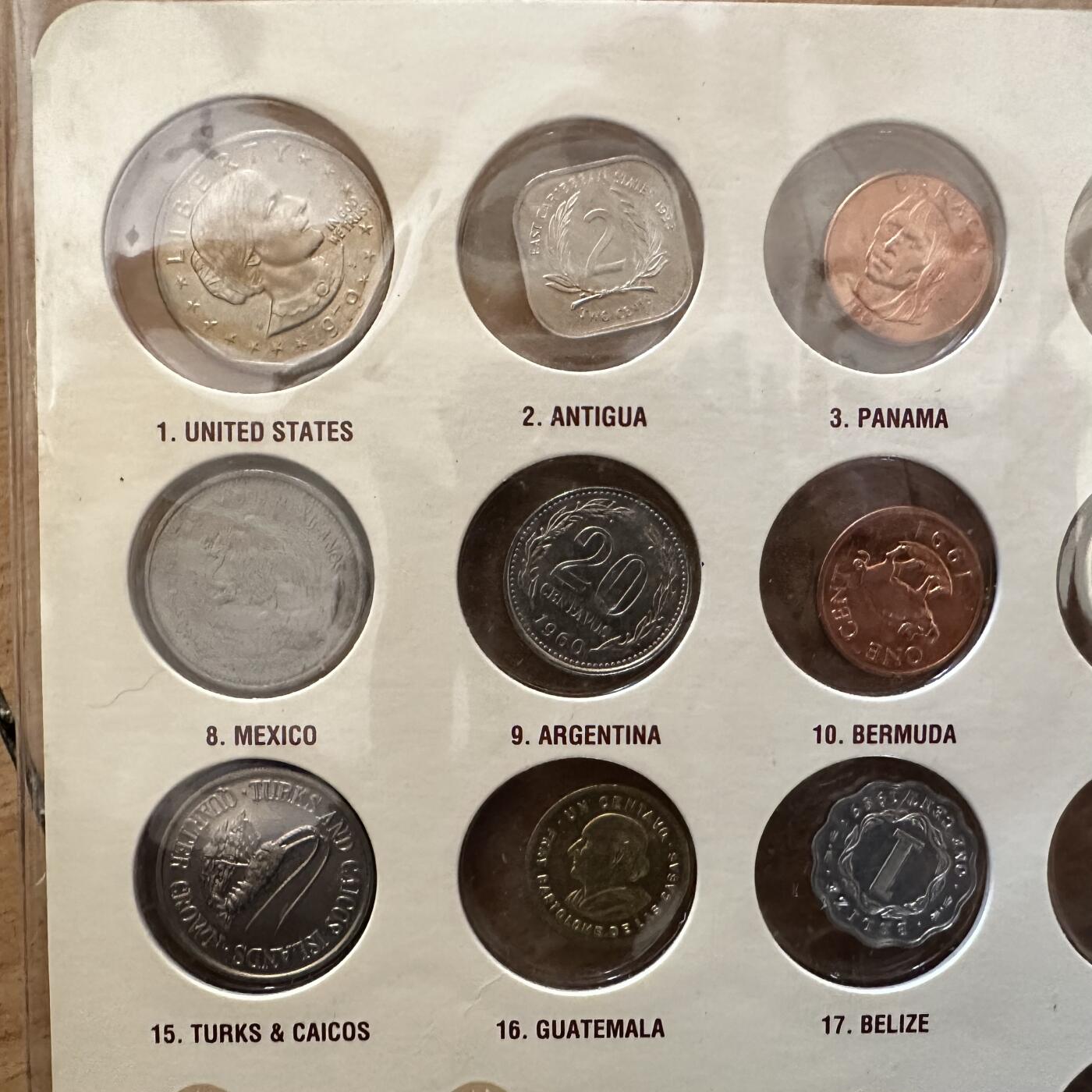 🌹外币初藏🌹🐯第100场 感谢诸友支持捧场！本期全场包邮！ 海外版百国硬币纪念册 有高值币比国内的好的多