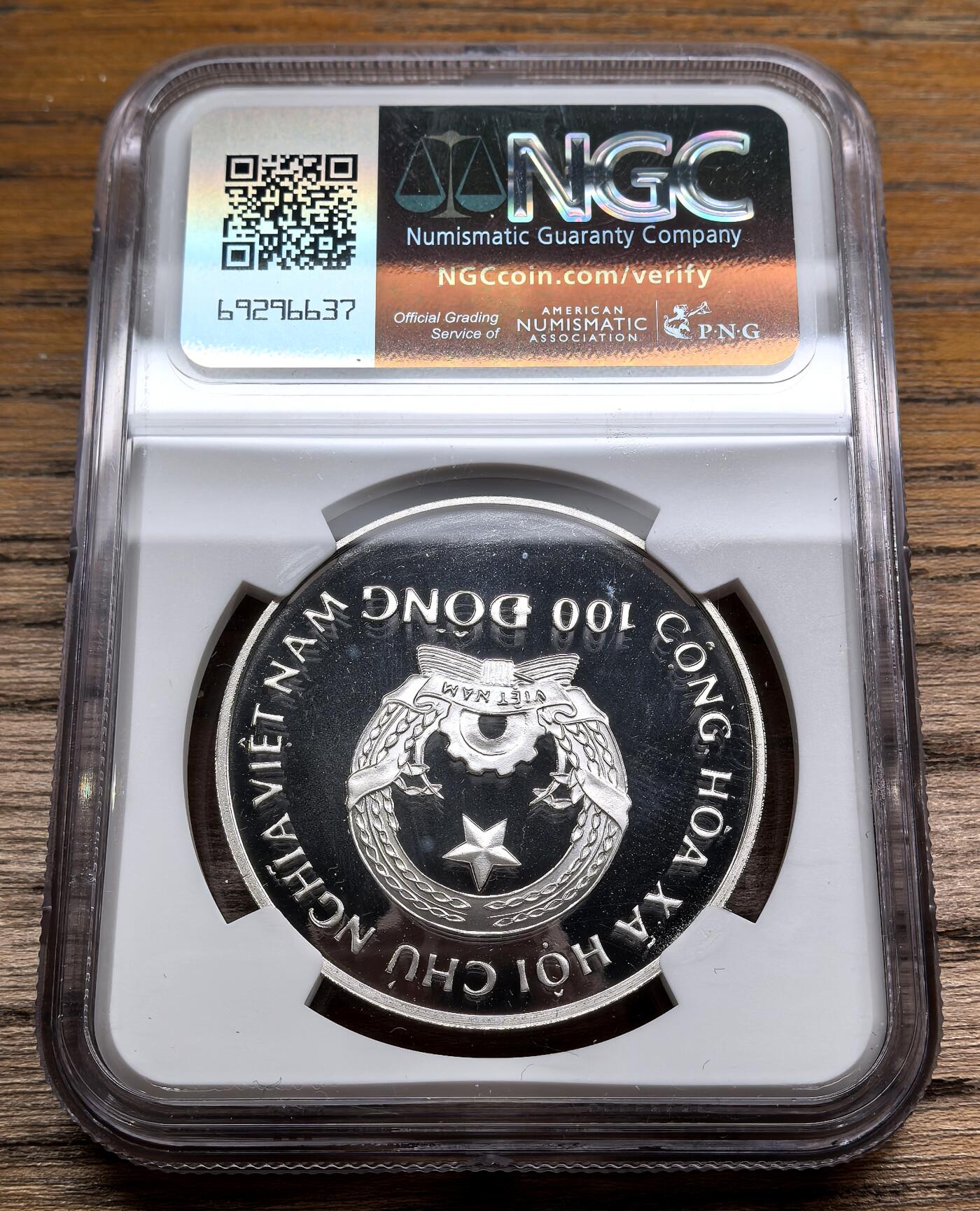 凡希社世界钱币微拍第二百九十期 1988越南龙舟100D大银精铸NGC-PF68UC，小字版。
