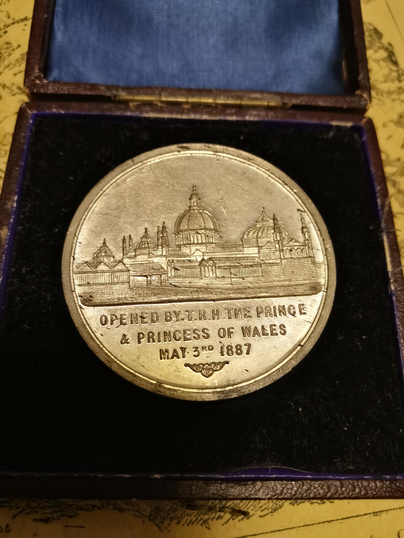 勋章专拍 英国维多利亚女王1887加冕50周年纪念章原盒