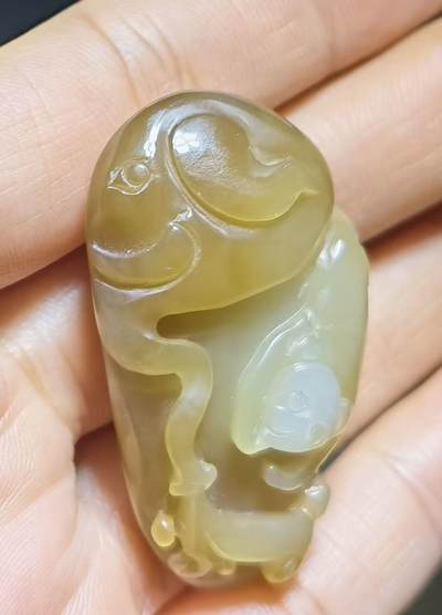 新疆且末糖料拜相封侯玉质油润细腻结构致密！精雕细刻，馈赠老人领导最佳伴手礼！自带国检证书支持复检！尺寸:4.1*2.4cm克重:17.5 - 新疆且末糖料拜相封侯玉质油润细腻结构致密！精雕细刻，馈赠老人领导最佳伴手礼！自带国检证书支持复检！尺寸:4.1*2.4cm克重:17.5