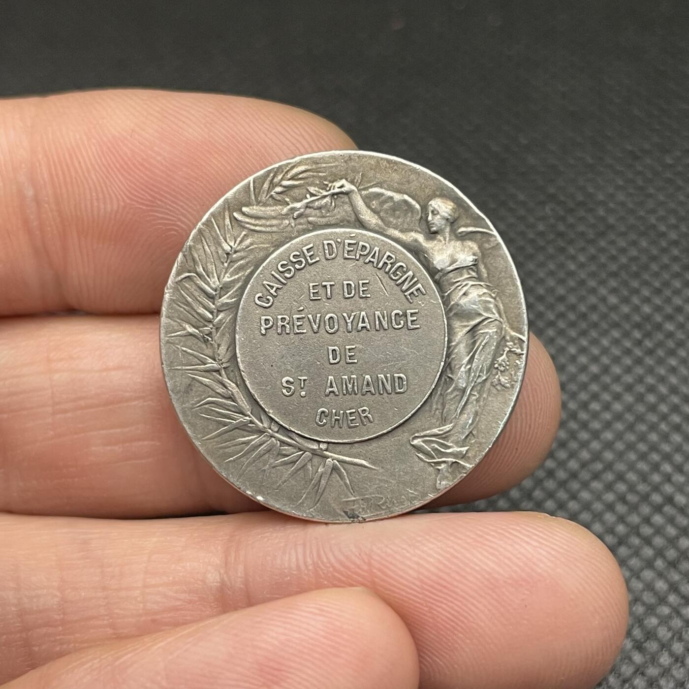 「木头集藏」章牌专场-第50期 Rivet～法国储蓄基金小银章  直径：26.5 mm，10 g，边铭：丰饶角 ARGENT