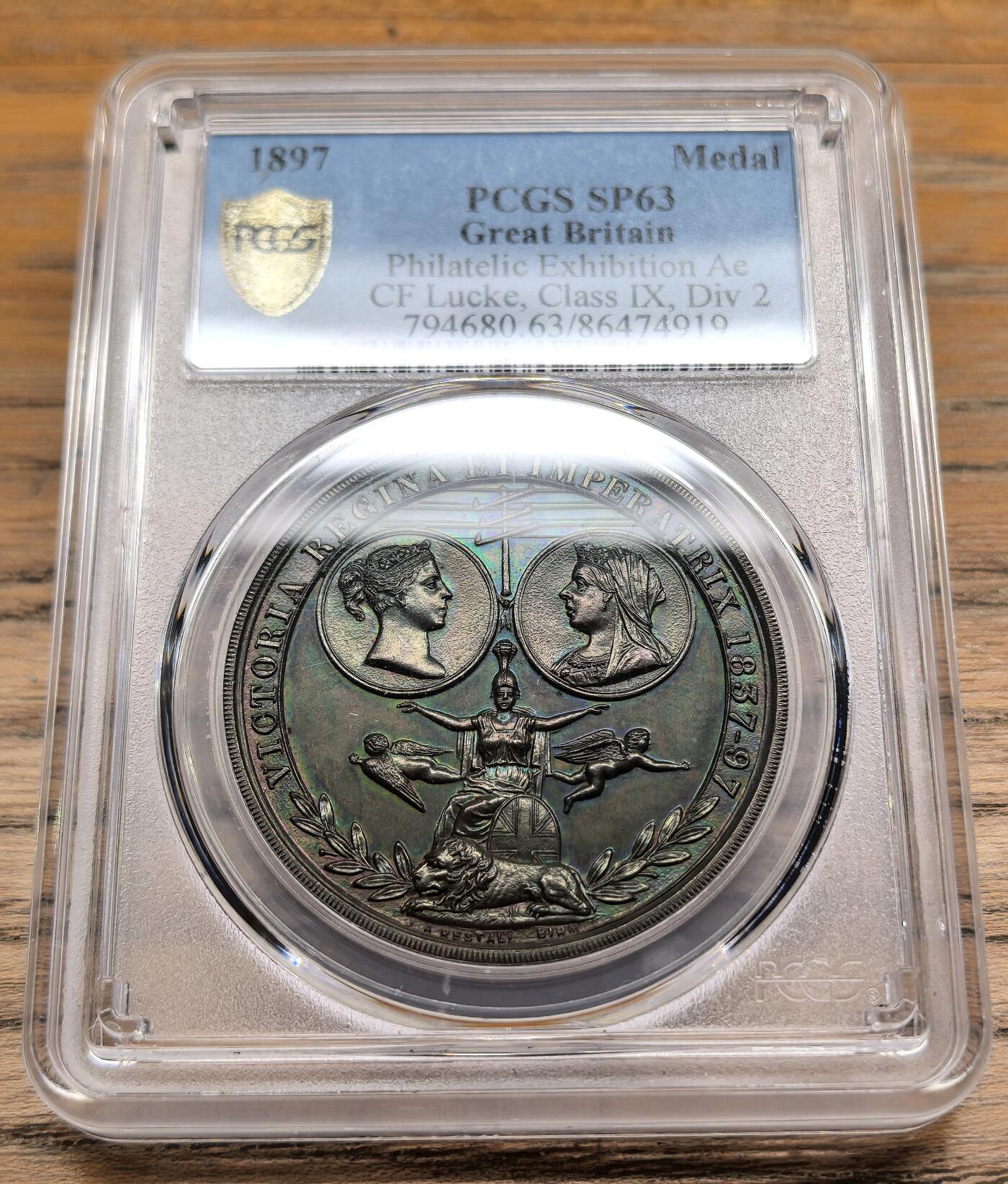 凡希社世界钱币微拍第二百九十期 1897英国邮展铜质奖章PCGS-SP63，双面洋红墨绿包浆。