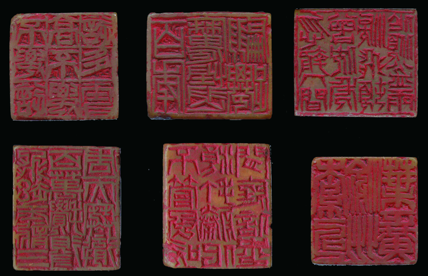 华宇2024年秋季拍卖会 早期毛泽东诗词六面印章一方，尺寸：3×3×3.6CM。印文为：忽报人间曾伏虎，泪飞顿作倾盆雨；索句渝州叶正黄；飞起玉龙三百万，搅得周天寒彻；百年魔怪舞翩跹；不管风吹浪打，胜似闲庭信步；不要这高，不要这多雪