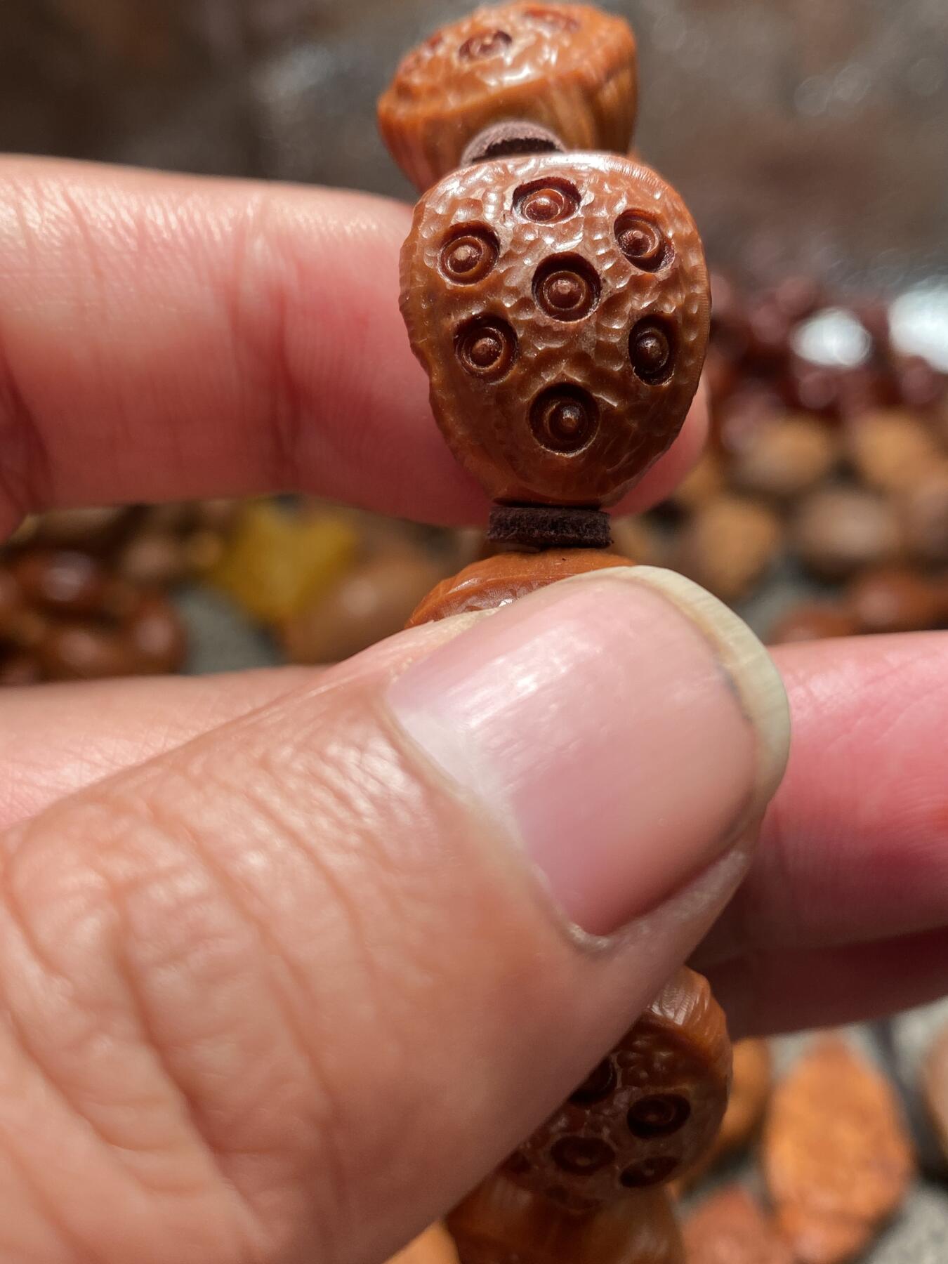 苏工核雕手工文化 福利苏工核雕纯手工老梅林铁核雕刻，好运连连手串，质地红润，个性十足，等待有缘人，尺寸1。6x1.9喜欢的来