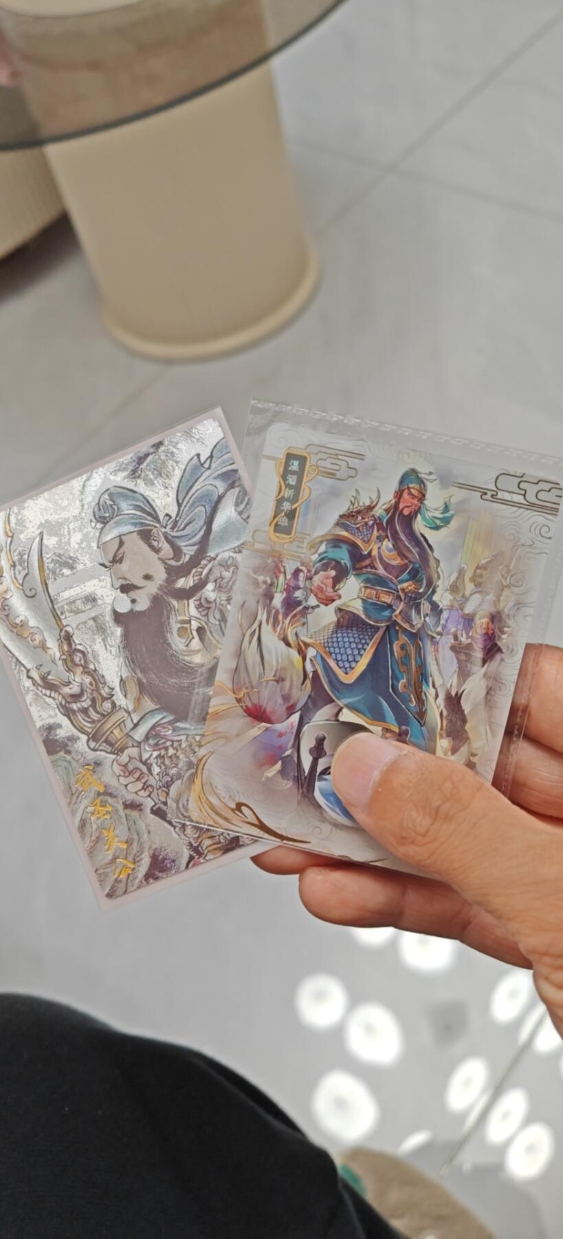 冬至到来，热辣滚烫，卡游三国精画专场预热中，一大波即将来袭 权迎东武圣关公特卡+卡游三国千古一瞬温酒斩华雄