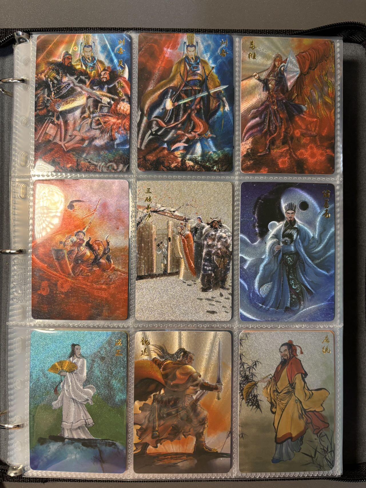 浪漫的开始 小王子精品卡牌拍卖第一场 权迎东三国英雄谱粗闪118张大全套（88➕23后续➕3张目录卡➕玉兔精、貂蝉特卡➕2张垫卡）➕吕布封面皮质拉链卡册送卡页➕五虎原配卡砖