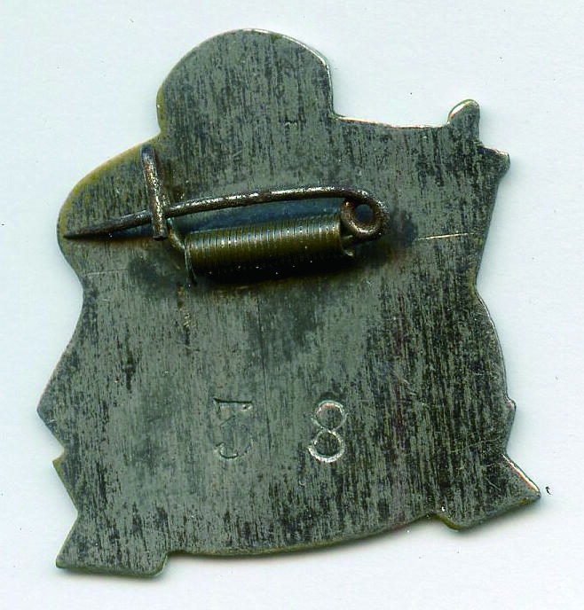 华宇2024年秋季拍卖会 白求恩纪念章一枚，尺寸：3×3.5CM。白求恩，全名亨利·诺尔曼·白求恩（Henry Norman Bethune，1890年3月4日（一说3月3日 —1939年11月12日），加拿大共产党员，国际主义战士，著名胸外科医师。1890年出生于加拿大安大略省格雷文赫斯特镇，1935年加入加拿大共产党，1938年来到中国参与抗日革命。因手术中被细菌感染转为败血症，1939年11月12日凌晨逝世。他在中国