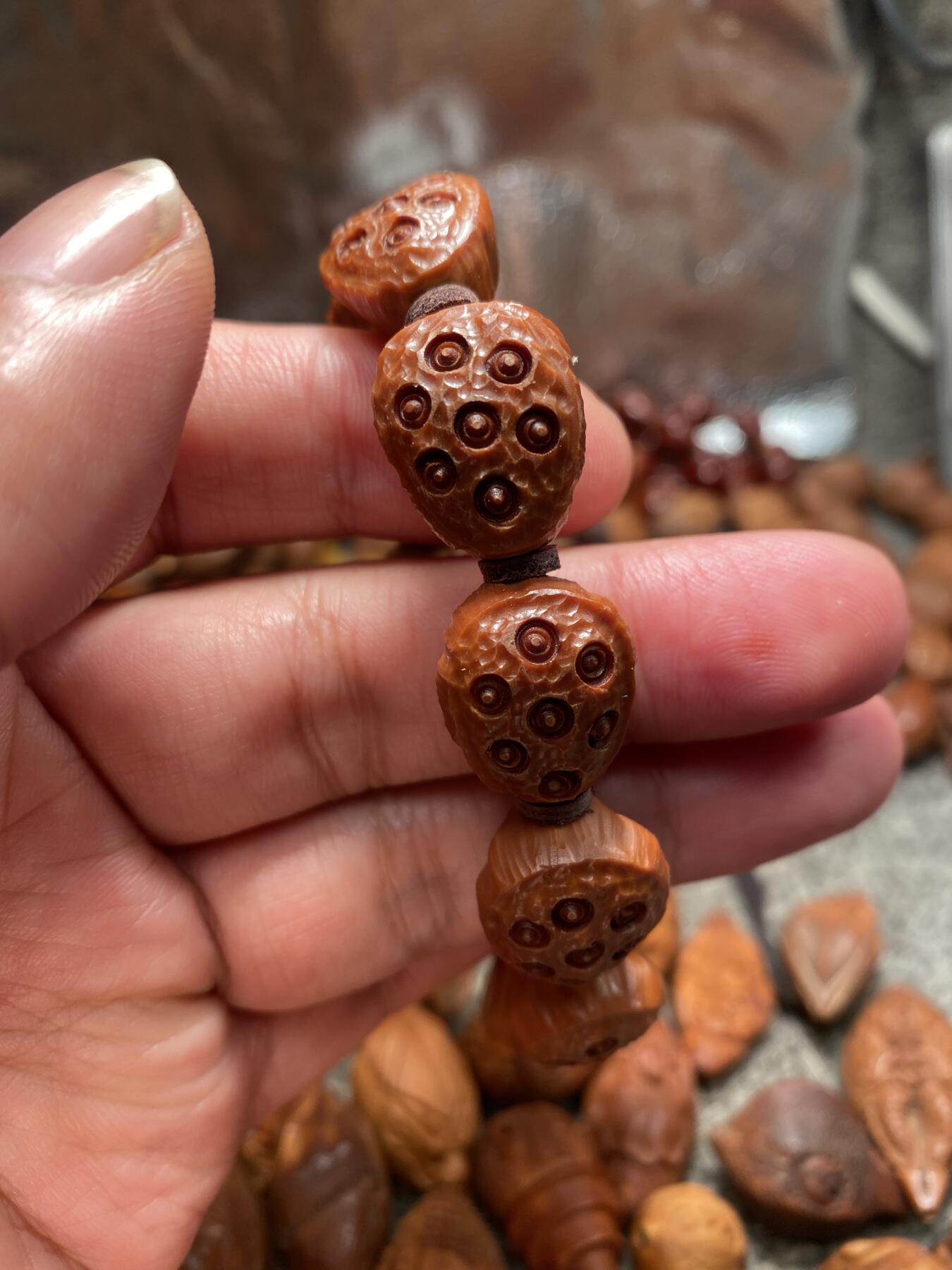 苏工核雕手工文化 福利苏工核雕纯手工老梅林铁核雕刻，好运连连手串，质地红润，个性十足，等待有缘人，尺寸1。6x1.9喜欢的来