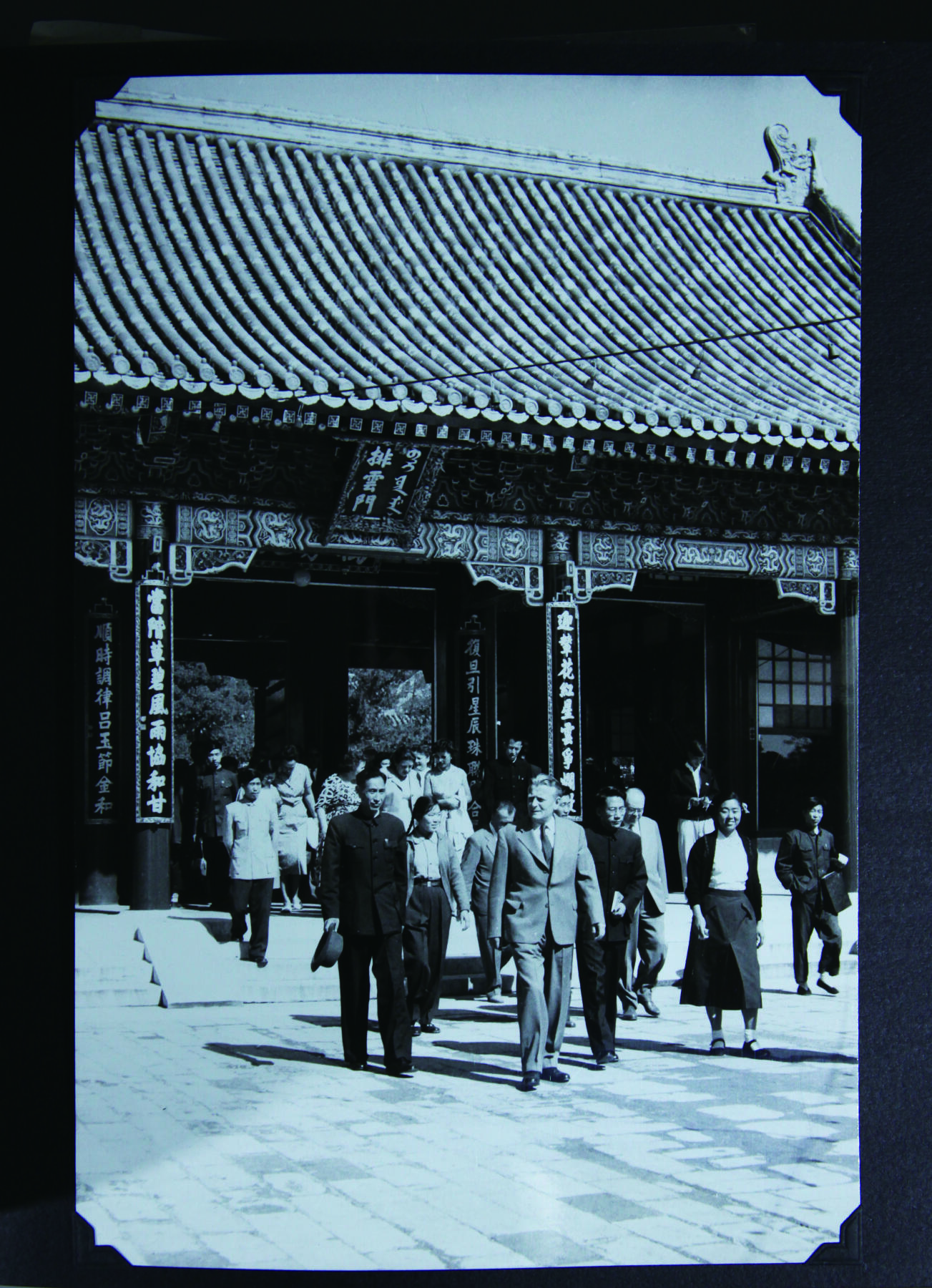 华宇2024年秋季拍卖会 1959年捷克斯洛伐克共和国，安托宁若夫提尼总统访华，获赠国礼相册一本，尺寸：38×28×3CM，中华共和国国务院赠，新华社通讯社记者奇观山，徐肖冰，侯波等摄影，尺寸不一，敬请预览。这是标题！介绍包含安托宁总统与毛泽东，朱德，刘少奇，陈毅会见合影，参观中南海，故宫博物院观看地动仪。参加北京少年队活动，参观人民公社，御和园，北海公园，并参加国庆十周年天安门庆典活动，在天安门城头与毛泽东，刘少奇，周恩