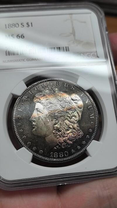 凡希社世界钱币微拍第二百九十期 1880S美国摩根壹元NGC-MS66，相当精彩的五彩包浆，让人过目不忘的一枚高分收藏级摩根！(视频参考)