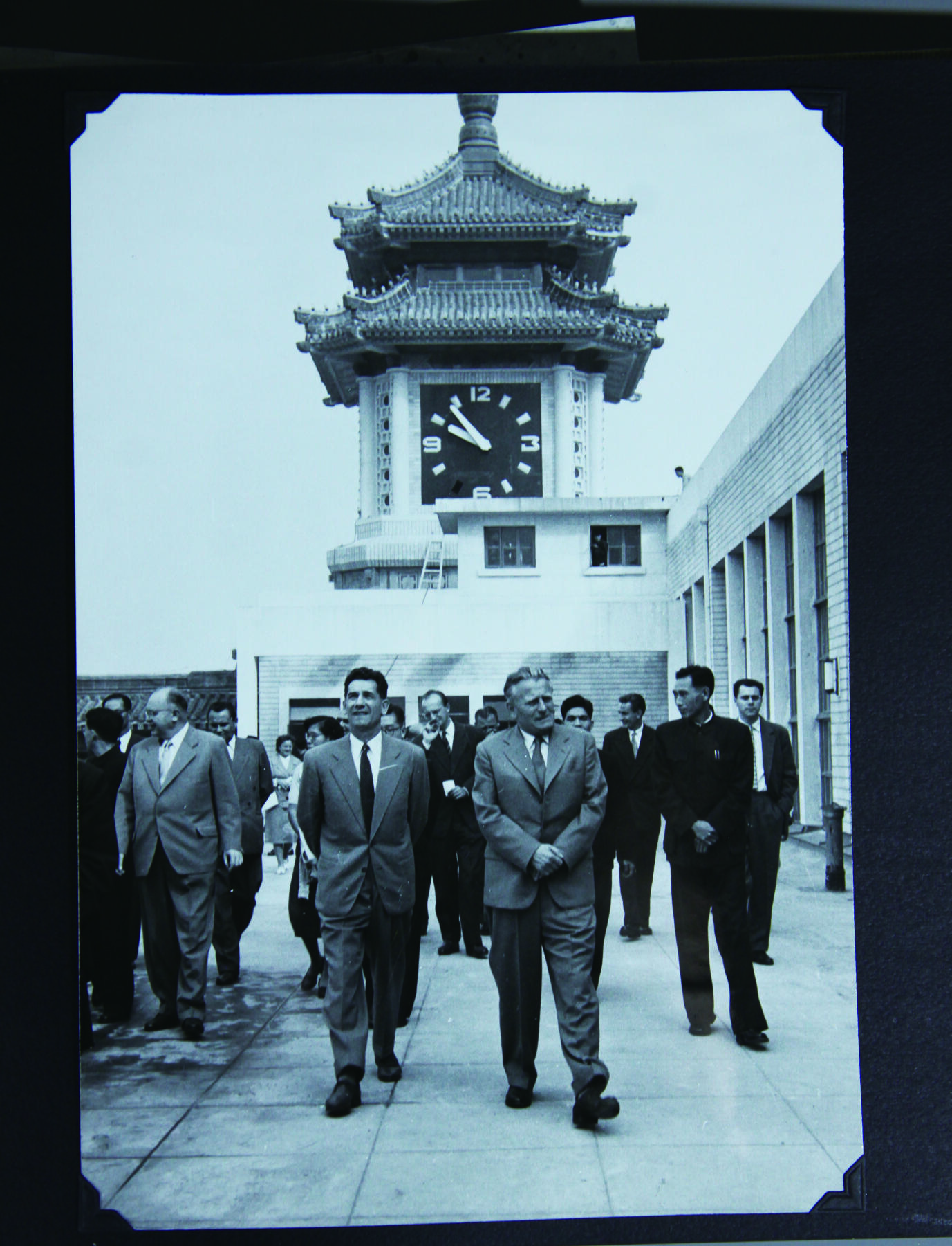 华宇2024年秋季拍卖会 1959年捷克斯洛伐克共和国，安托宁若夫提尼总统访华，获赠国礼相册一本，尺寸：38×28×3CM，中华共和国国务院赠，新华社通讯社记者奇观山，徐肖冰，侯波等摄影，尺寸不一，敬请预览。这是标题！介绍包含安托宁总统与毛泽东，朱德，刘少奇，陈毅会见合影，参观中南海，故宫博物院观看地动仪。参加北京少年队活动，参观人民公社，御和园，北海公园，并参加国庆十周年天安门庆典活动，在天安门城头与毛泽东，刘少奇，周恩