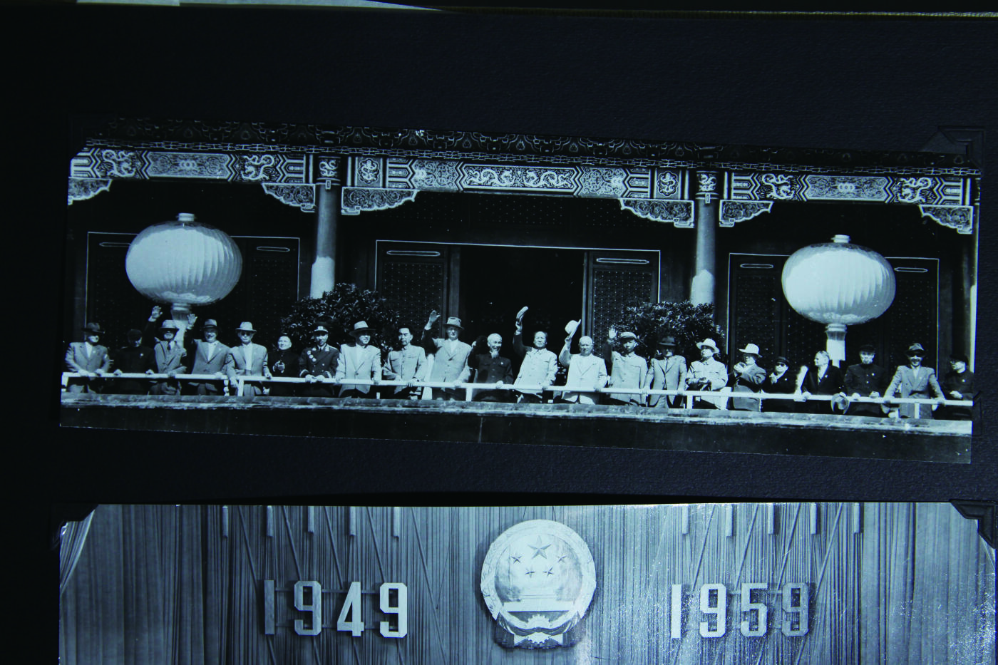 华宇2024年秋季拍卖会 1959年捷克斯洛伐克共和国，安托宁若夫提尼总统访华，获赠国礼相册一本，尺寸：38×28×3CM，中华共和国国务院赠，新华社通讯社记者奇观山，徐肖冰，侯波等摄影，尺寸不一，敬请预览。这是标题！介绍包含安托宁总统与毛泽东，朱德，刘少奇，陈毅会见合影，参观中南海，故宫博物院观看地动仪。参加北京少年队活动，参观人民公社，御和园，北海公园，并参加国庆十周年天安门庆典活动，在天安门城头与毛泽东，刘少奇，周恩